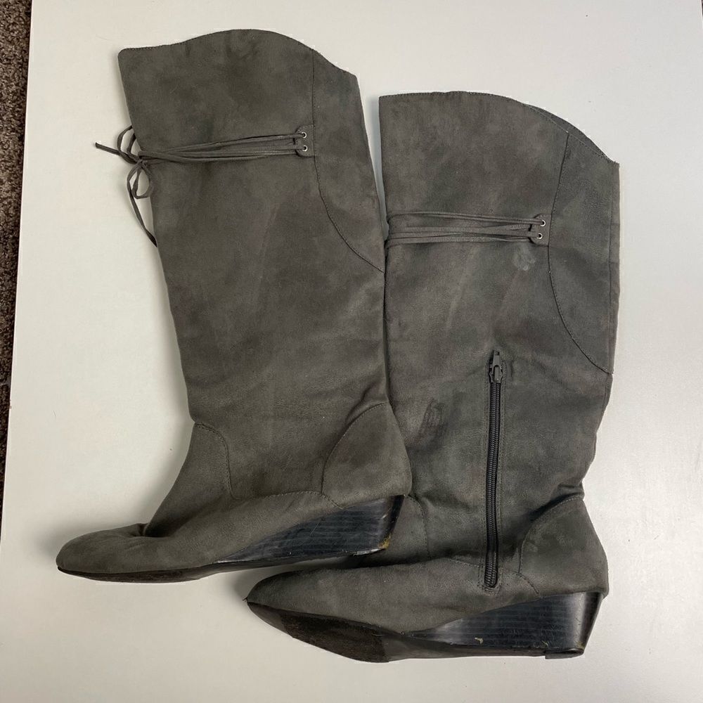 Pre-Owned Classique Women’s Gray Suede Calf length Boots Size 9.5